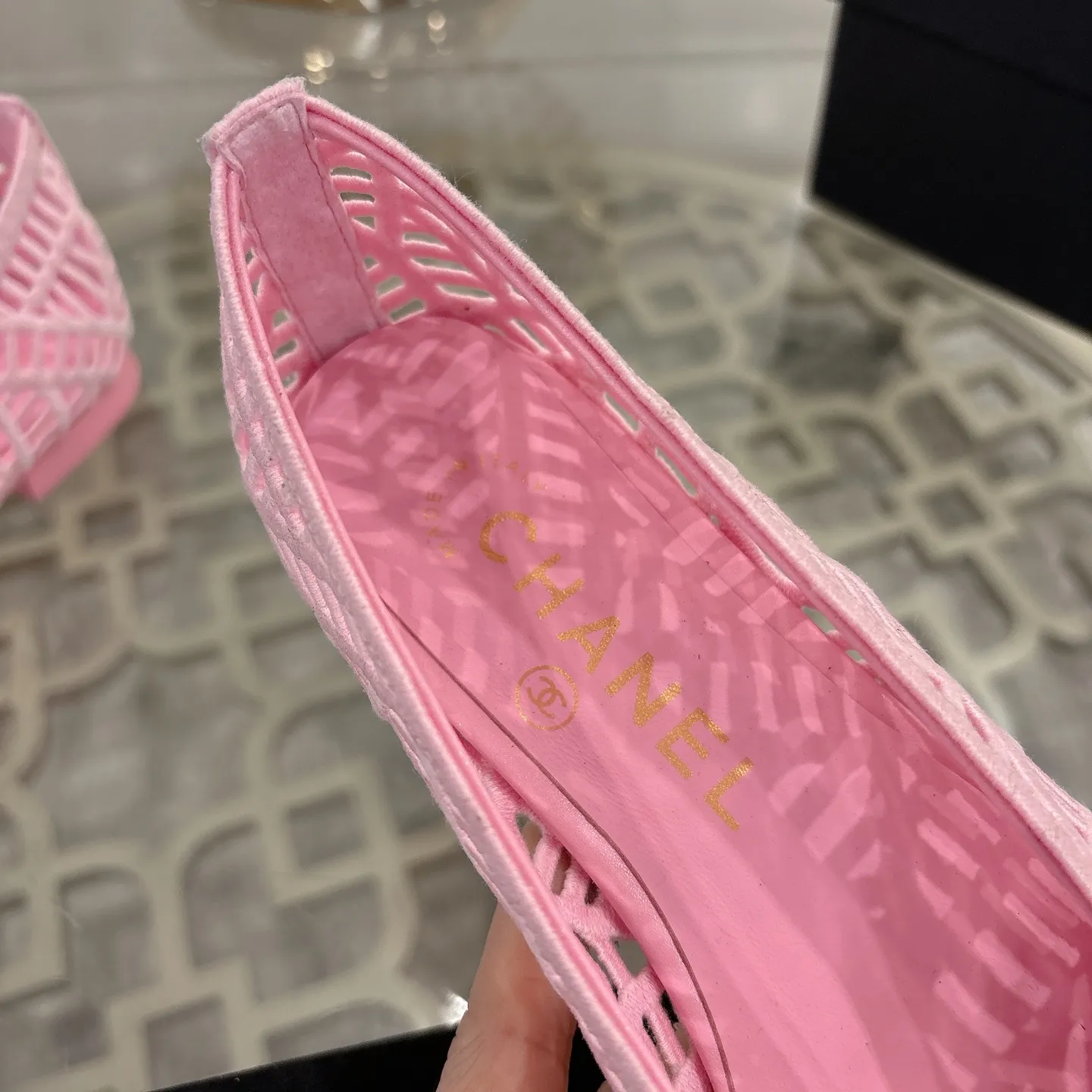 👟👟Ex-factory price 520👟👟 Chanel 25SS finally comes out with woven ballet shoes‼ ️ Shoes worthy of their own article, I have to say that they are finally waiting for you! So elegant and chill. Wear it in the summer to enjoy the breeze and walk on the street. Round square toe design. Cute and cute~ The appearance is super online. When you wear it, you will feel like a wealthy daughter. I thought it was good-looking. Only when I put it on my feet do I know how easy it is to wear~ Upper: Exclusive custom-made mesh (comfortable and breathable) Foot pad: Sheepskin Outsole: Genuine leather sole imported from Italy Size: 35-39 (customized at 40.41.42)